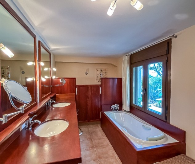 Exclusiva casa de camp amb piscina, jardins i vistes espectaculars - 34